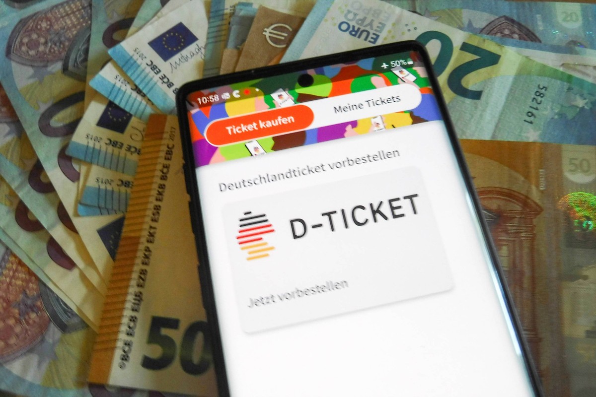 Deutschladticket APP und Geldscheine *** Deutschladticket APP and banknotes Copyright: xLobeca/RHx