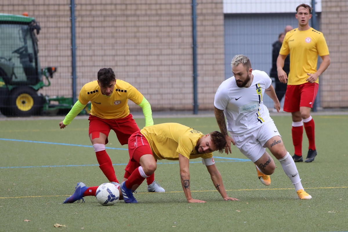 Oberliga-Alltag: Marc Brasnic (3.v.l.) dribbelt auf Kunstrasen.
