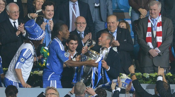 Chelsea&#039;s Didier Drogba and club owner Roman Abramovich (C-R) celebrate with the trophy after the UEFA Champions League soccer final between FC Bayern Munich and FC Chelsea at Fußball Arena Münch ...