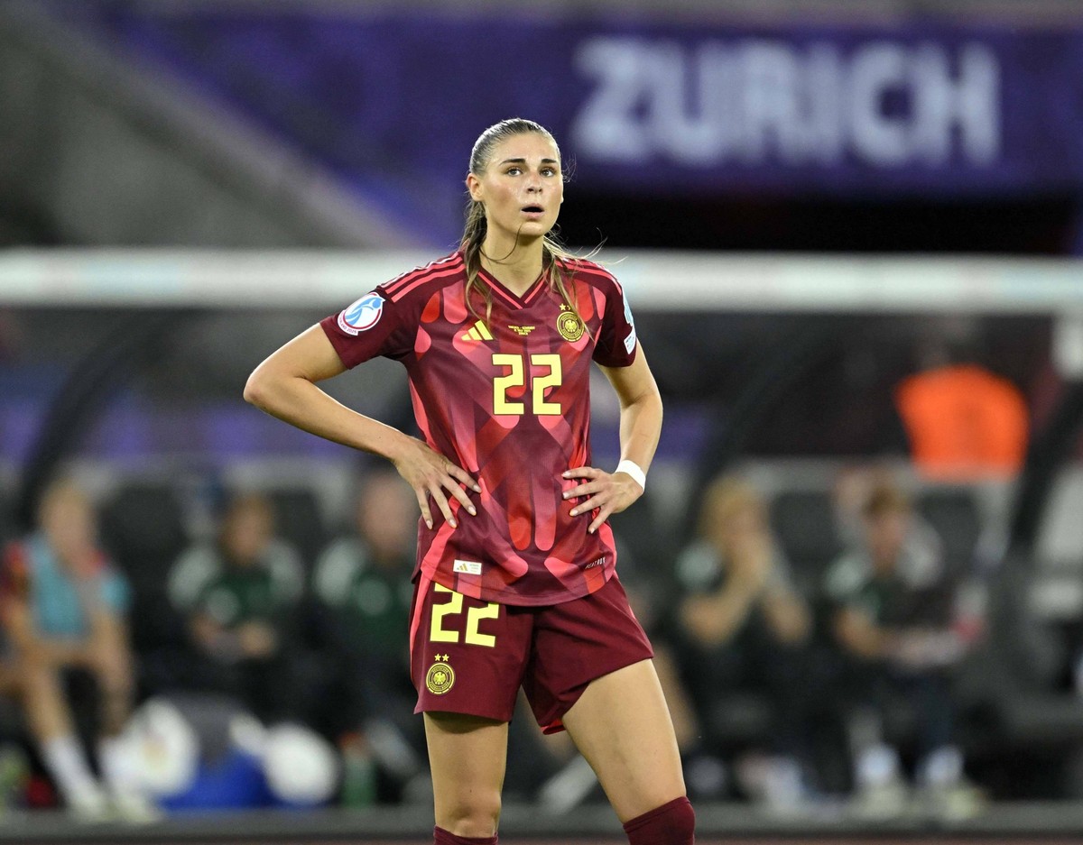12.07.2025, UEFA Frauen-Europameisterschaft 2025 in der Schweiz. Spieltag 3, Vorrunde, Schweden - Deutschland, im Letzigrundstadion Z�rich Schweiz. Jule Brand Deutschland ist entt�uscht *** 12 07 2025 ...