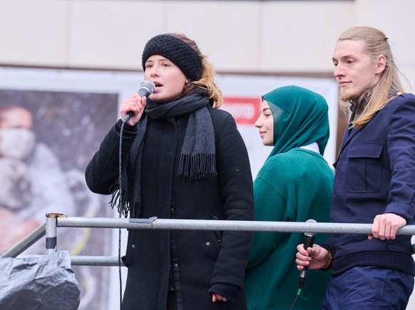 Klimaaktivistin Luisa Neubauer spricht vor dem Willy-Brandt-Haus, der SPD-Zentrale, vor tausenden Protestierenden.