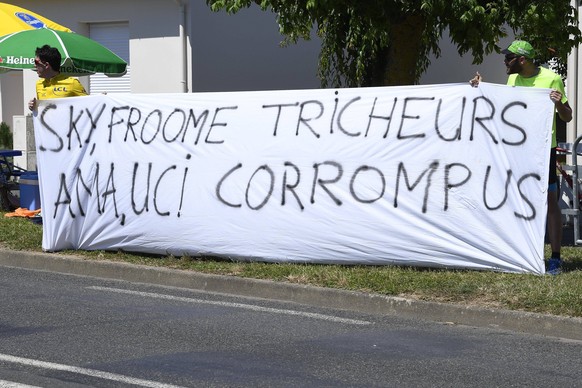 Franzözische Radsport-Fans am Rande der Strecke nennen ihn "tricheur" – Betrüger.