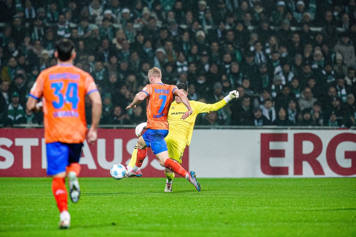 Foul Michael Zetterer SV Werder Bremen, 01 an Isac Lidberg SV Darmstadt 98, 07 GER, SV Werder Bremen vs. SV Darmstadt 98, Fussball, DFB-Pokal, Achtelfinale, Spielzeit 2024/25, 03.12.2024 DFL REGULATIO ...