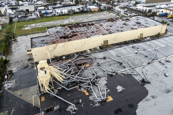 22.03.2023, USA, Los Angeles: Das Dach eines Gebäudes ist nach einem möglichen Tornado beschädigt. Foto: Ringo H.W. Chiu/AP/dpa +++ dpa-Bildfunk +++