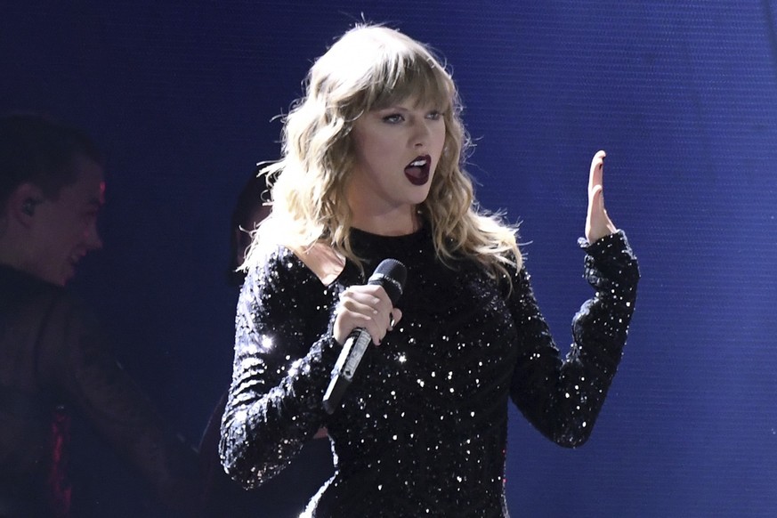 ARCHIV - 21.07.2018, USA, New York: US-Popstar Taylor Swift tritt auf ihrer &quot;Reputation Stadium Tour&quot; im MetLife Stadium auf. (zu dpa Billboard: Taylor Swift bricht mit neuem Album eigenen R ...