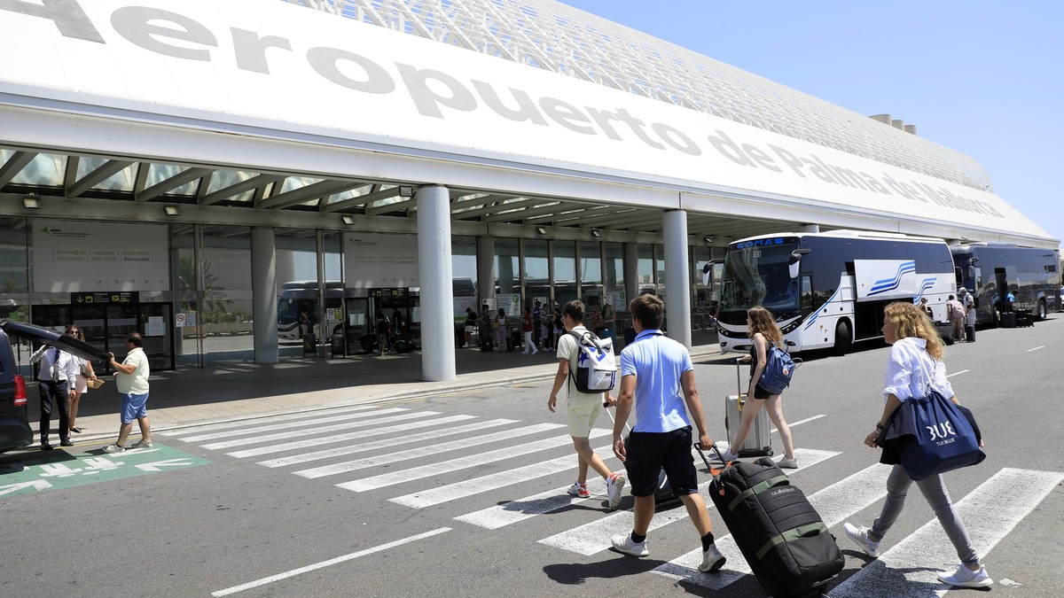 ARCHIV - 30.07.2023, Spanien, Palma: Reisende gehen am Flughafen von Mallorca. Die Putzkräfte des Airports in Palma wollen ab Ende April streiken. (zu dpa: «Flughafen-Putzkräfte wollen auf Mallorca ab ...