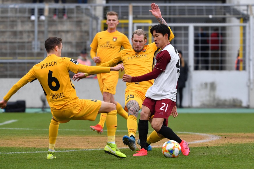 Wooyeong JEONG Bayern Muenchen Aktion,Zweikampf gegen Sebastian BOESEL Aspach,li und Kai GEHRING Aspach. Fussball 3.Liga,27.Spieltag,Spieltag27, FC Bayern Muenchen Amateure - SG Sonnenhof Grossaspach  ...