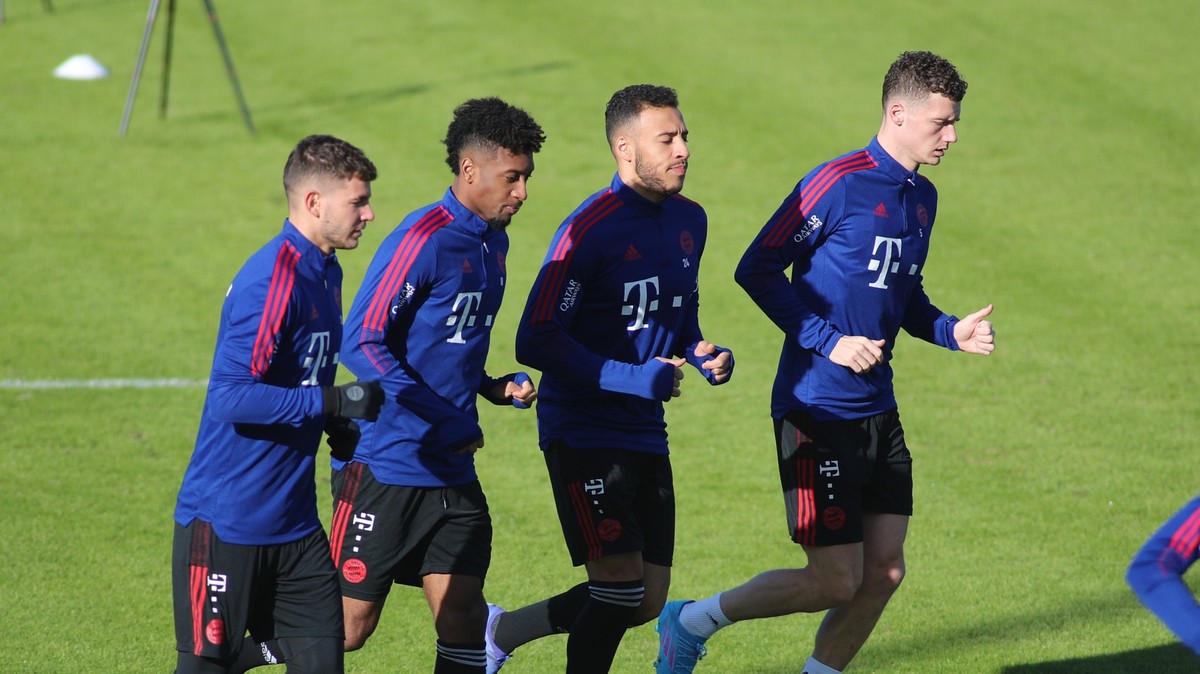 München, Deutschland 27. Januar 2022: Fussball, Herren, 1.Liga, Saison 2021/2022, FC Bayern München, Säbener Strasse, Trainingsgelände, Training Lucas Hernandez (FC Bayern München) mit Kingsley Coman  ...