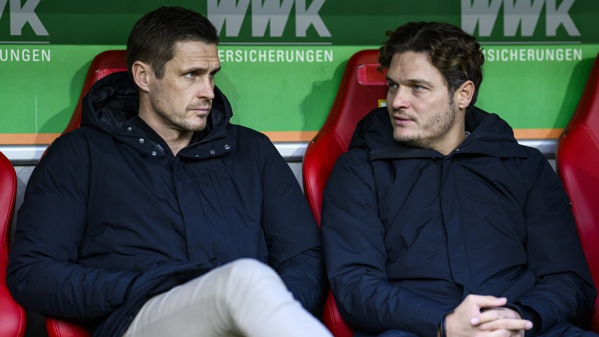 16.12.2023, Bayern, Augsburg: Fußball: Bundesliga, FC Augsburg - Borussia Dortmund, 15. Spieltag, WWK-Arena. Dortmunds Sportdirektor Sebastian Kehl (l) und Dortmunds Trainer Edin Terzic sitzen vor dem ...