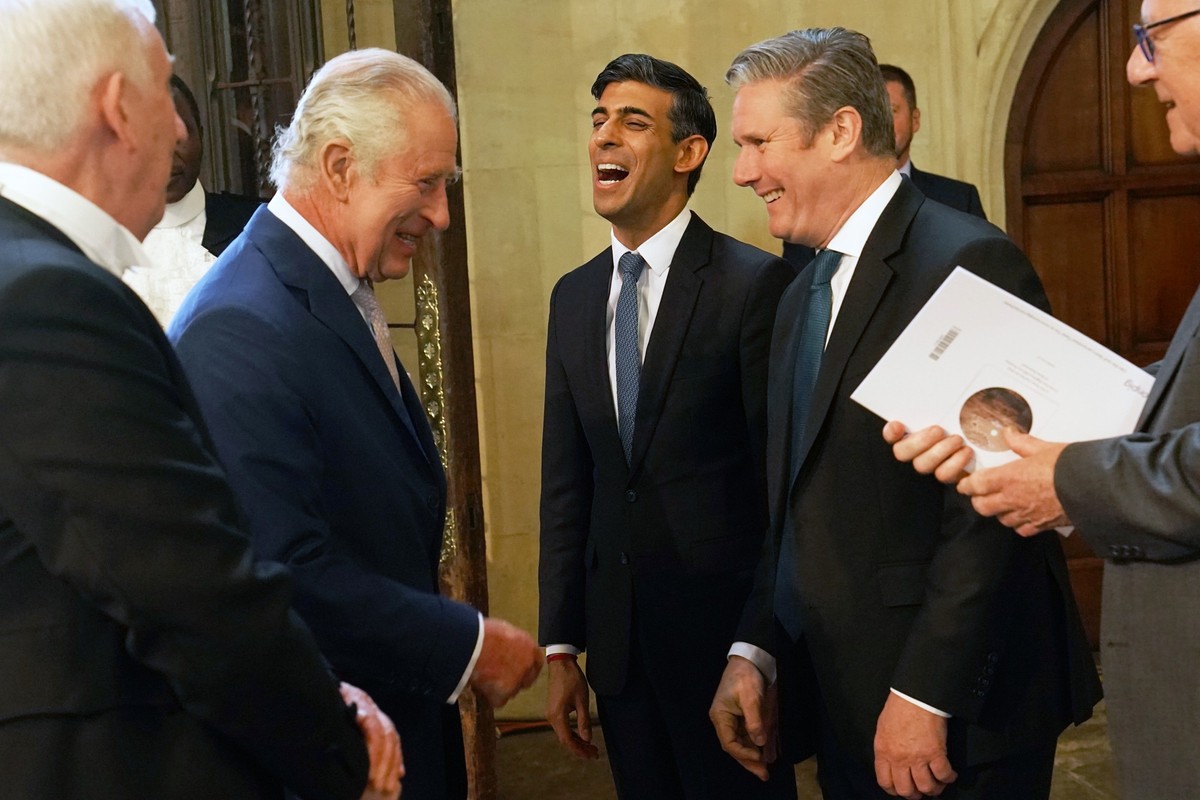 ARCHIV - 02.05.2023, Großbritannien, London: König Charles III. (l) spricht mit Rishi Sunak (M), Premierminister von Großbritannien, und Sir Keir Starmer (2.v.r), Vorsitzender der Labour-Partei, währe ...