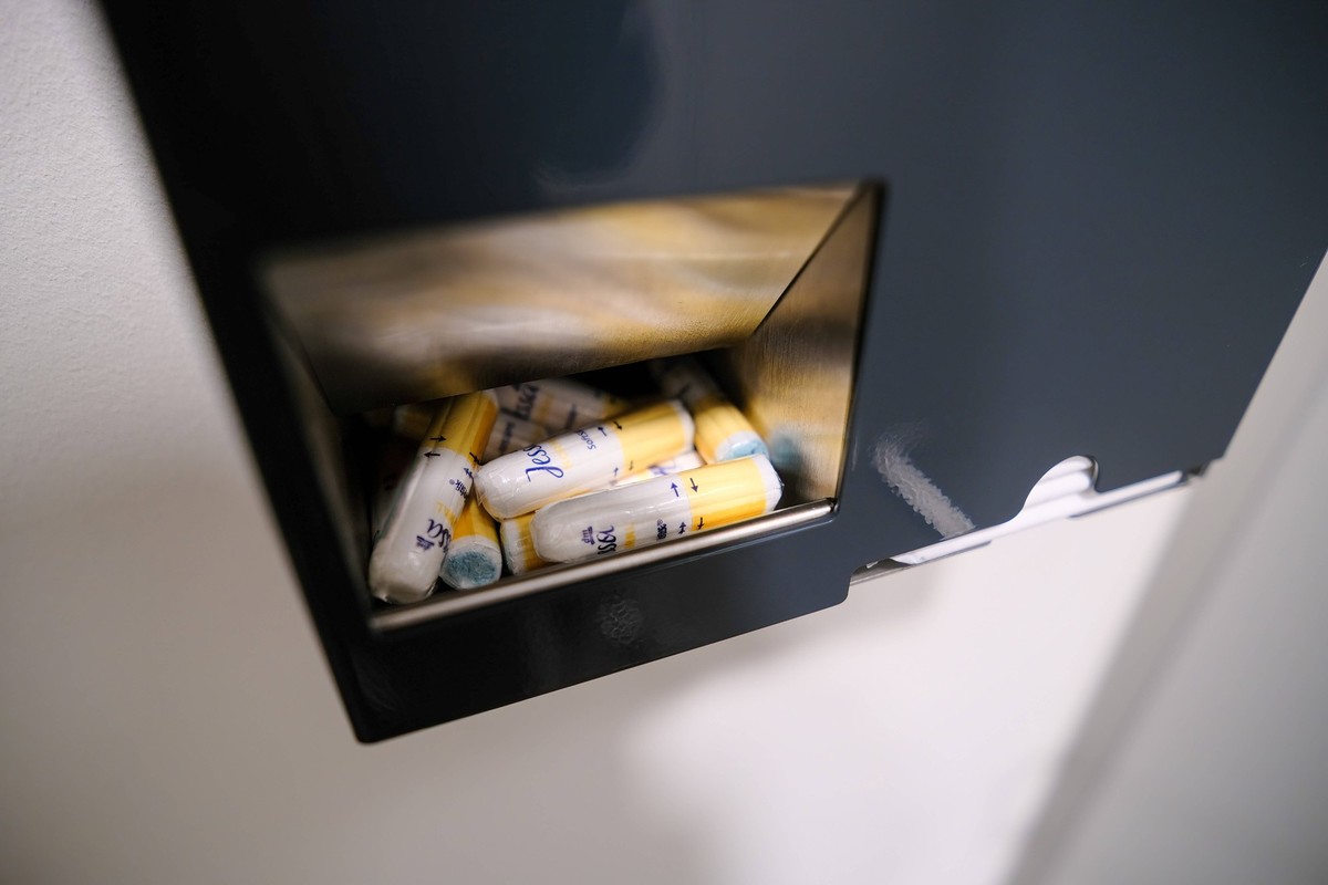 D�sseldorf 22.11.2023 Gendergerechte Toiletten Klos Unisex-Toiletten stilles �rtchen Vorbeugung von Diskriminierung Geschlechtergerechtigkeit Toilettenkabinen Pissoirs LGBTQ Transgender Mann Frau WC G ...