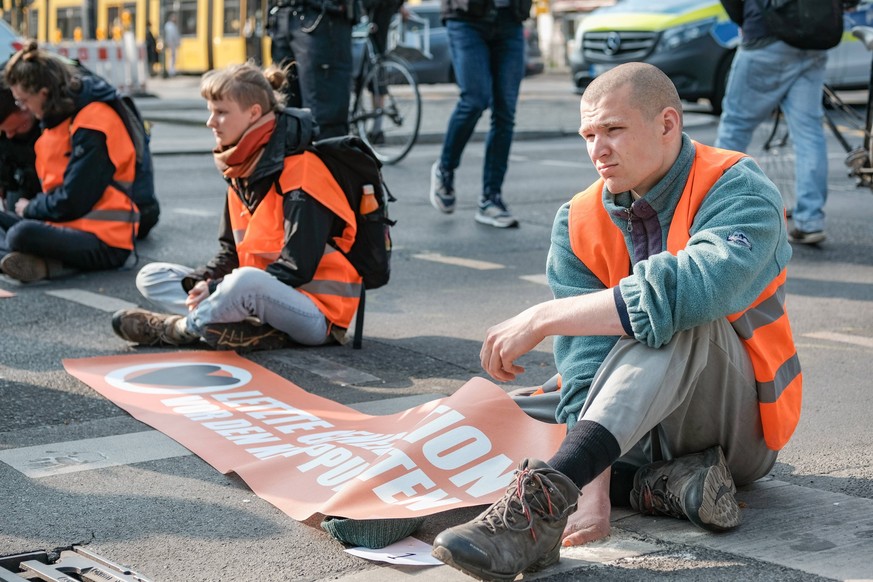Letzte Generation blockiert Greifswalder Str. in Berlin Am 02.05.2023 blockierten 5 Aktivisten der sog. Letzten Generation die Greifswalder Str. an der Kreuzung Danziger Str. gegen 8 Uhr. Sie protesti ...