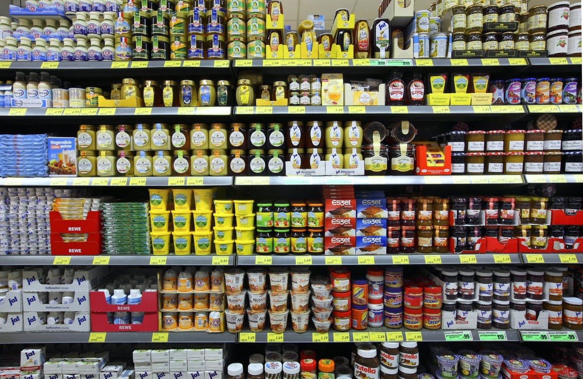 Bildnummer: 58238210 Datum: 17.04.2012 Copyright: imago/Jochen Tack
Lebensmittelabteilung, Regal mit Honig, diversen süßen Brotaufstrichen, Schokoladen Cremes. Grosser Supermarkt, Selbstbedienung. Deu ...