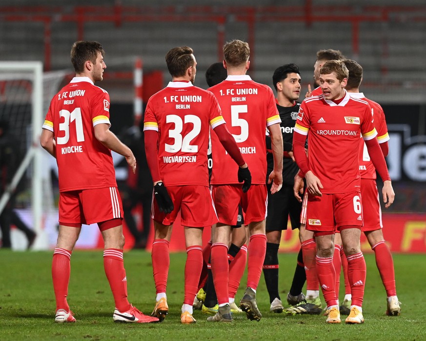 Fussball, Herren, Saison 2020/2021, 1. Bundesliga 16. Spieltag, 1. FC Union Berlin - Bayer Leverkusen 1:0, v. l. Robin Knoche 1. FC Union, Marcus Ingvartsen 1. FC Union, Marvin Friedrich 1. FC Union,  ...