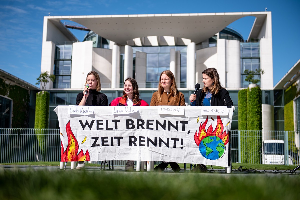 09.05.2025, Berlin: Carla Reemtsma (l-r), Fridays for Future Deutschland, Linda Kastrup, Fridays for Future Deutschland, Franziska Wild, Fridays for Future Bayern, und Klimaaktivistin Luisa Neubauer g ...