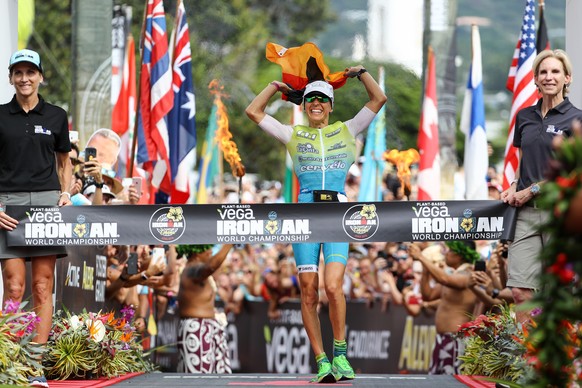 Triathlon, Ironman Hawaii, Siegerin Anne Haug British Anna Haug crosses the finish line to win the Hawaii Ironman triathlon race, Saturday 12 October 2019, in Kailua, Kona, Hawaii, USA. DAVIDxPINTENS  ...