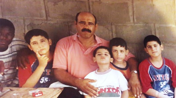 Hier ist Zuna (zweiter von rechts) 2001 mit seinen Brüdern und seinem Onkel Hassan in Afrika zu sehen.