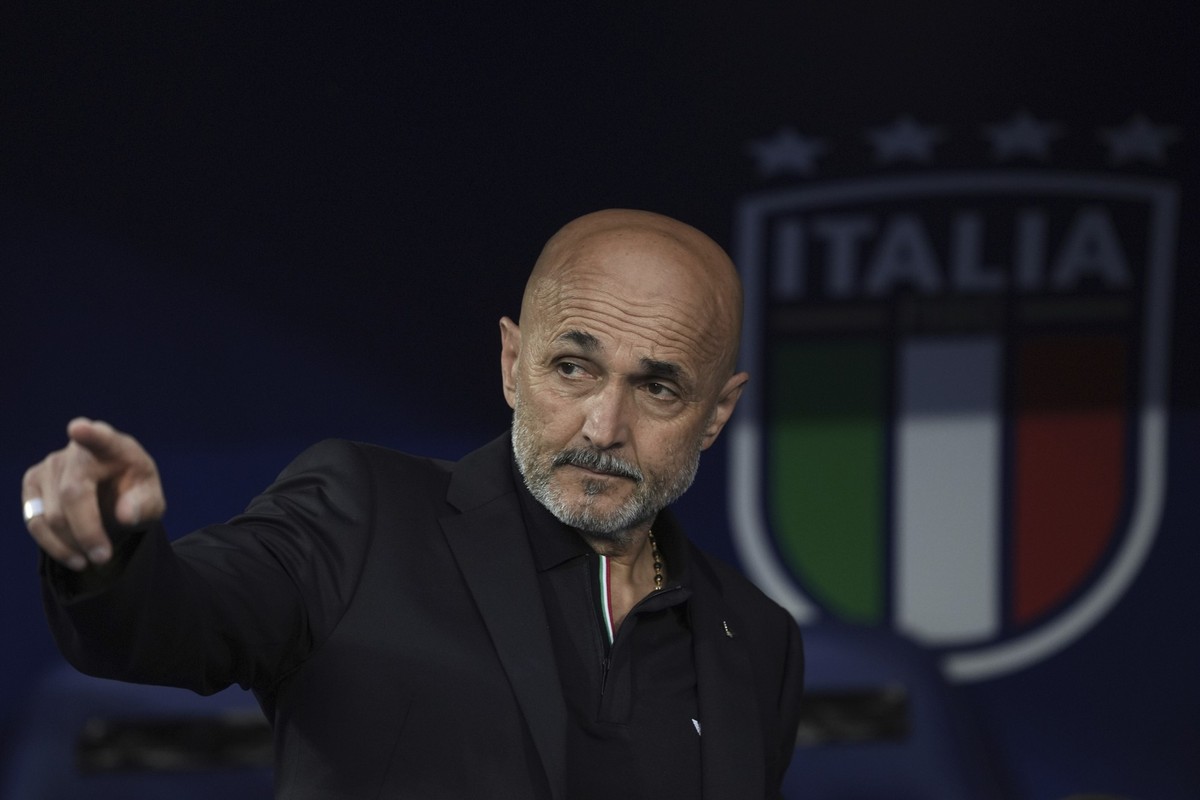 Italy&#039;s coach Luciano Spalletti gestures during the international friendly soccer match between Italy and Bosnia and Herzegovina at the Carlo Castellani Stadium in Empoli, Italy, Sunday June 8, 2 ...