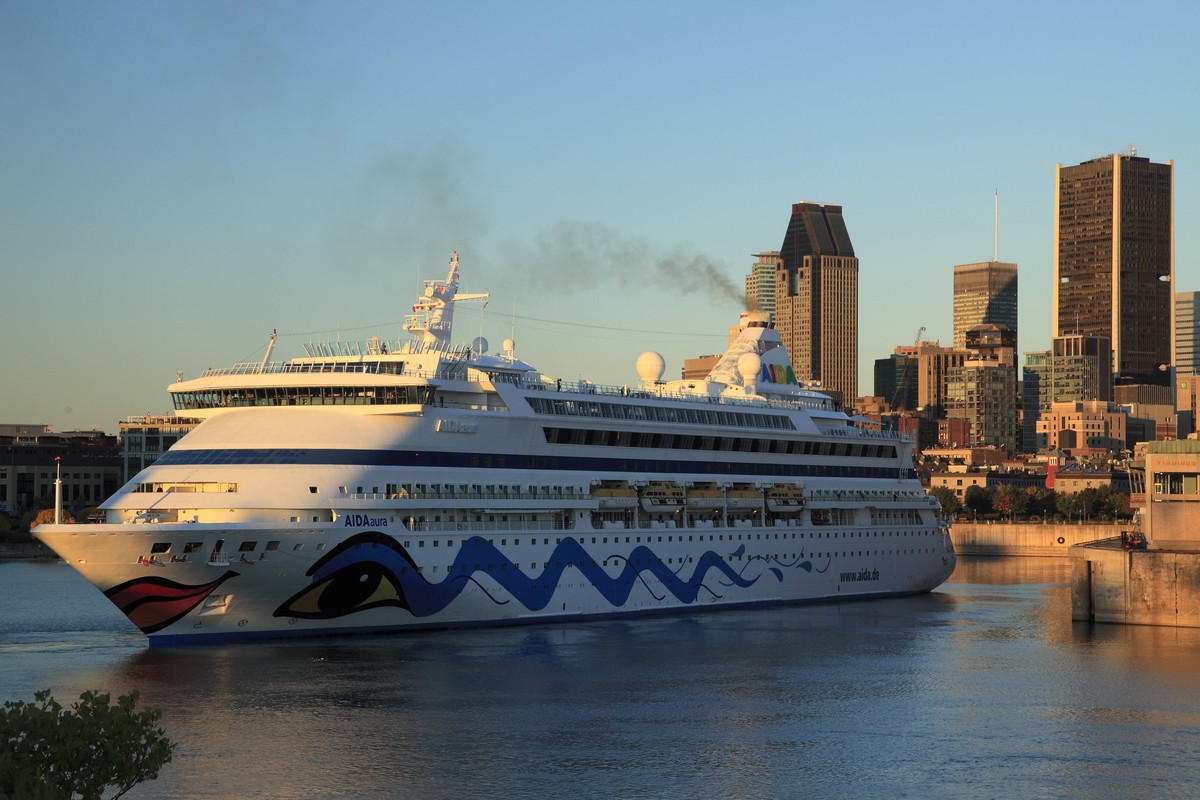 Die AIDAluna im Hafen von Montreal. 