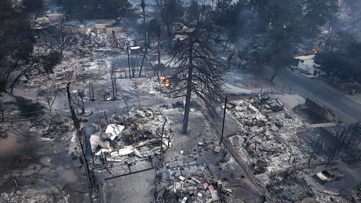 08.01.2025, USA, Altadena: Zerstörung in der Lake Avenue nördlich der Altadena Avenue, wo kein Wasser zur Verfügung steht, außer dem, was die Feuerwehr mit ihren Tanklöschfahrzeugen heranbringt. Das E ...