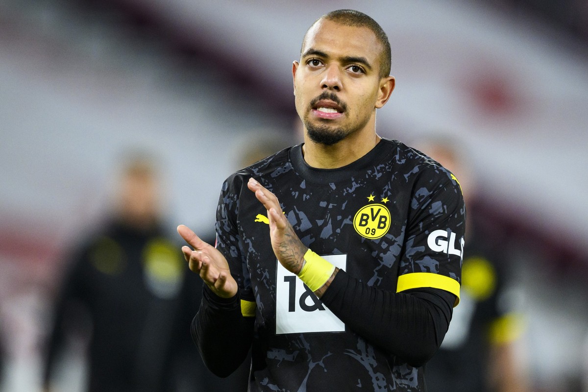 ARCHIV - 11.11.2023, Baden-Württemberg, Stuttgart: Fußball: Bundesliga, VfB Stuttgart - Borussia Dortmund, 11. Spieltag, MHPArena. Dortmunds Donyell Malen reagiert nach dem Spiel unzufrieden. Malen wi ...