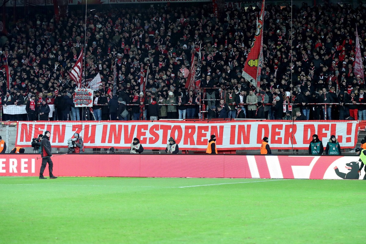 20.12.2023, xtgx, Fussball 1. Bundesliga, 1. FC Union Berlin - 1.FC K�ln v.l. Fans Union Berlin, Stimmung, Schals, Ultras, Zuschauer, Trikots, Besucher Protest Aktion Protestaktion Boykott Stimmungsbo ...