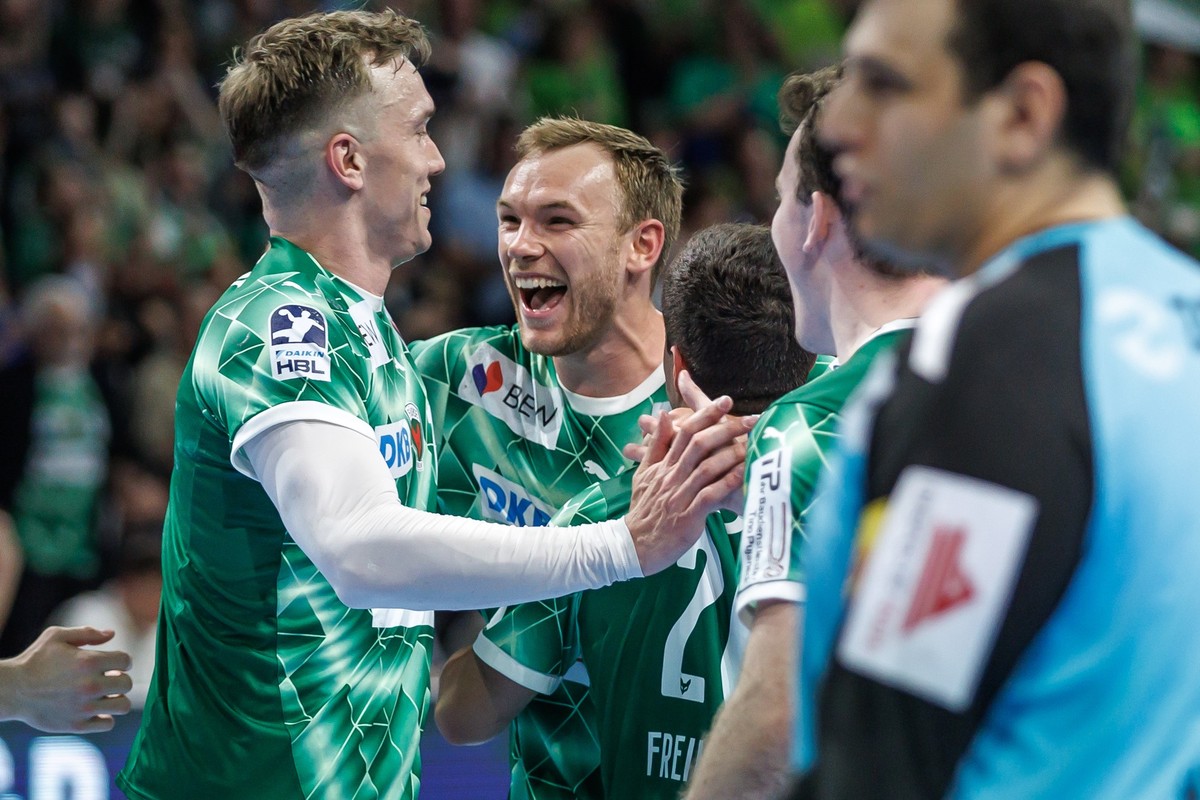 29.05.2025, Berlin: Handball: Bundesliga, Füchse Berlin - MT Melsungen, 31. Spieltag, Max-Schmeling-Halle. Berlins Mathias Gidsel und Lasse Andersson (l) jubeln nach dem Sieg. Foto: Andreas Gora/dpa + ...