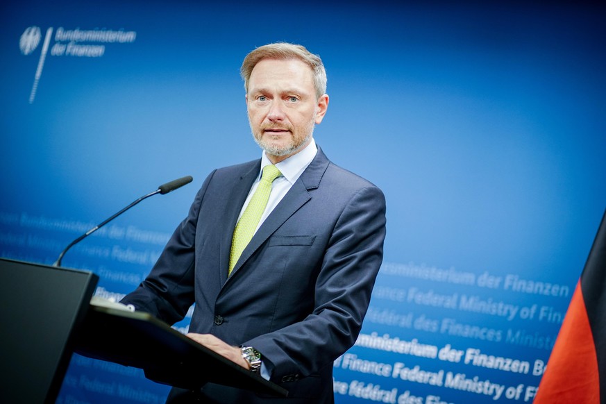 Christian Lindner (FDP), Bundesminister der Finanzen, gibt eine Pressekonferenz nach einem digitalen Treffen der G7-Finanzminister in seinem Ministerium.