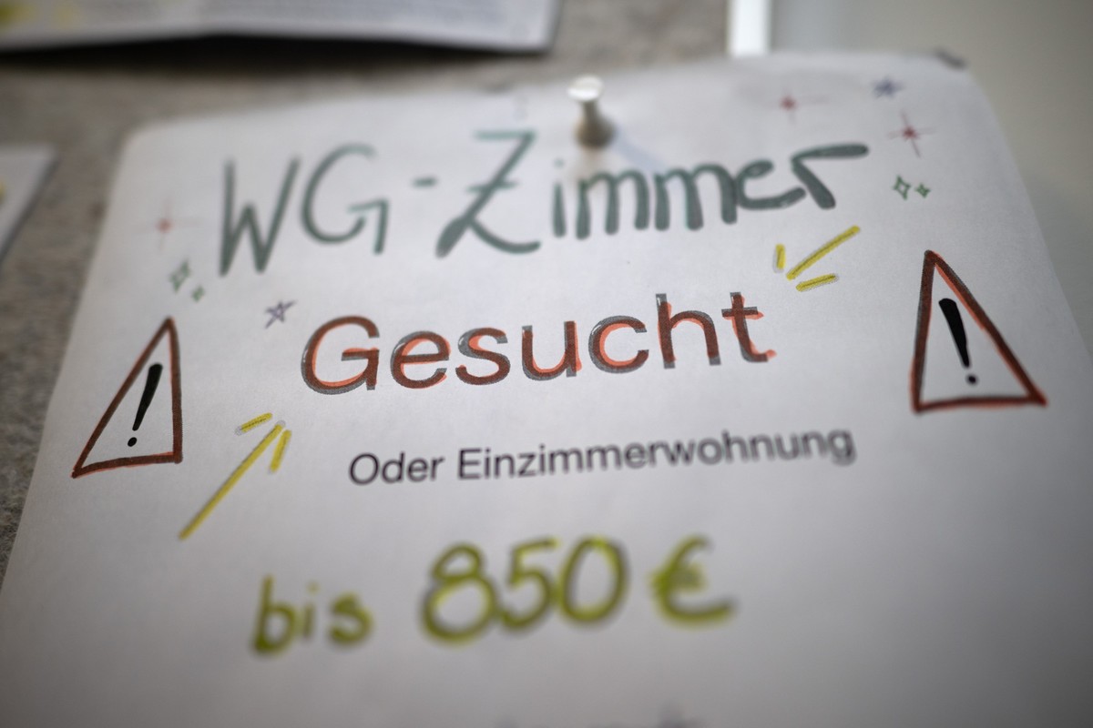 ARCHIV - 29.01.2024, Brandenburg, Potsdam: Ein Aushang f�r die Suche eines WG-Zimmers h�ngt in der Freien Universit�t Berlin. (zu dpa: �Studie: WG-Zimmer in Berlin kostet im Mittel 650 Euro�) Foto: Se ...