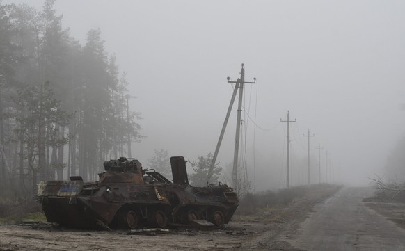 09.11.2022, Ukraine, Jampil: Ein zerst�rtes russisches Milit�rfahrzeug steht in der N�he des k�rzlich zur�ckeroberten Dorfes Jampil. Unter dem Druck ukrainischer Gegenoffensiven ziehen sich Russlands� ...
