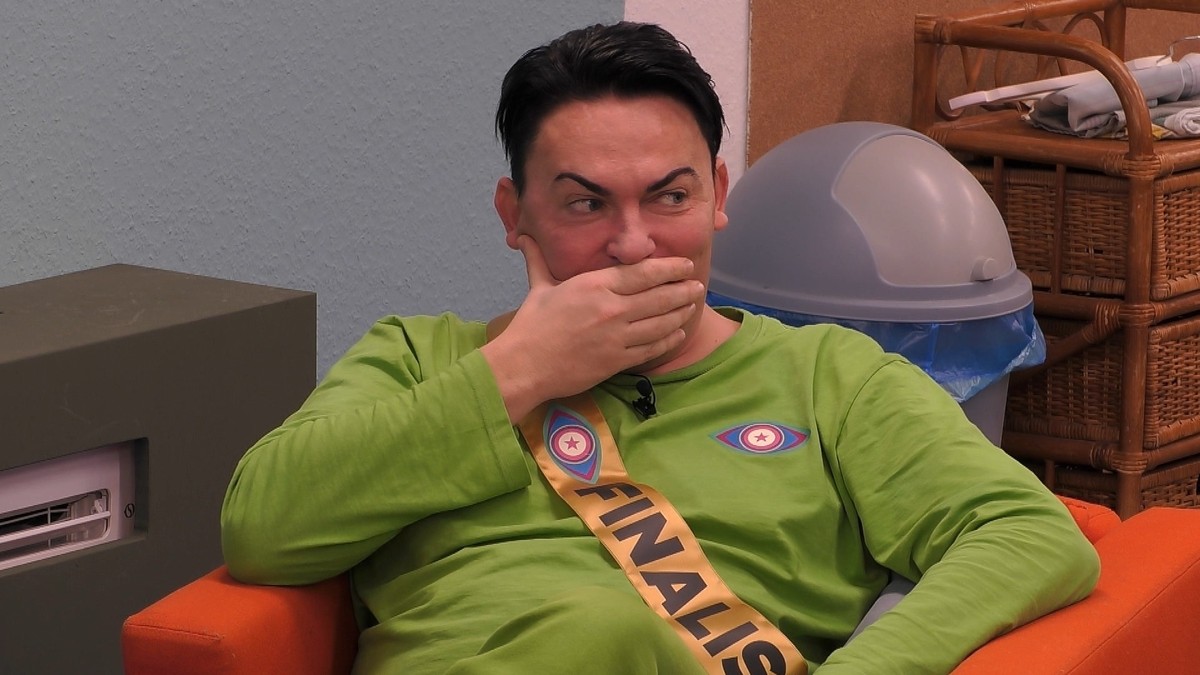 Promi Big Brother;
Motiv: Matthias Mangianpane kann sein Glück nicht fassen: Er hat von Paulina die goldene Finalschärpe bekommen. Copyright: SAT.1;
Bildredakteur: Clarissa Schreiner;
 Rechtehinweis:  ...