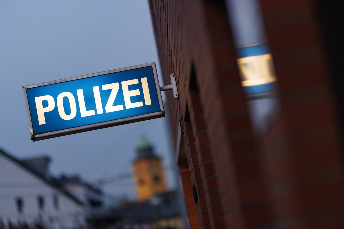 Ein Schild POLIZEI an einer Polizeiwache in Frechen. Die Polizei warnt diesen Winter wieder verst