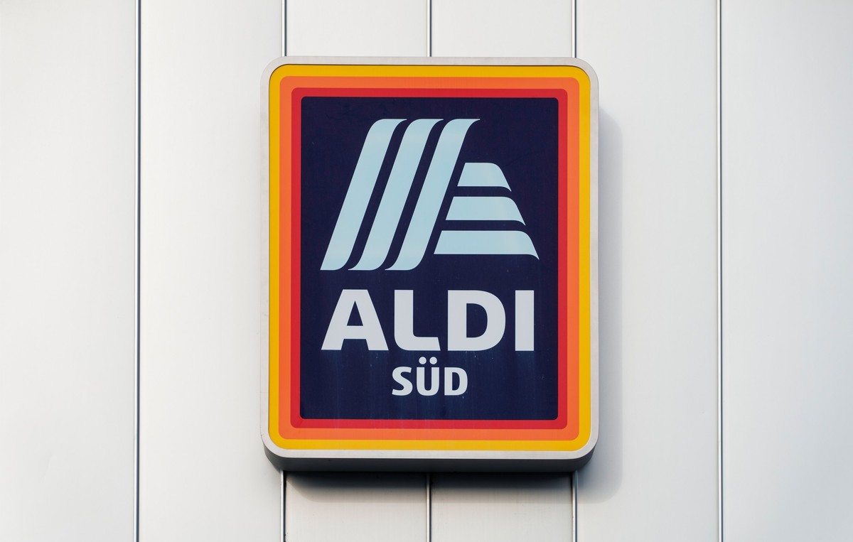 ARCHIV - 16.01.2024, Hessen, M�rfelden-Walldorf: Das Logo von Aldi-S�d ist an der Fassade des Discounters angebracht. (zu dpa: �Dubai-Schokolade: Aldi S�d stemmt sich gegen Verkaufsverbot�) Foto: Andr ...