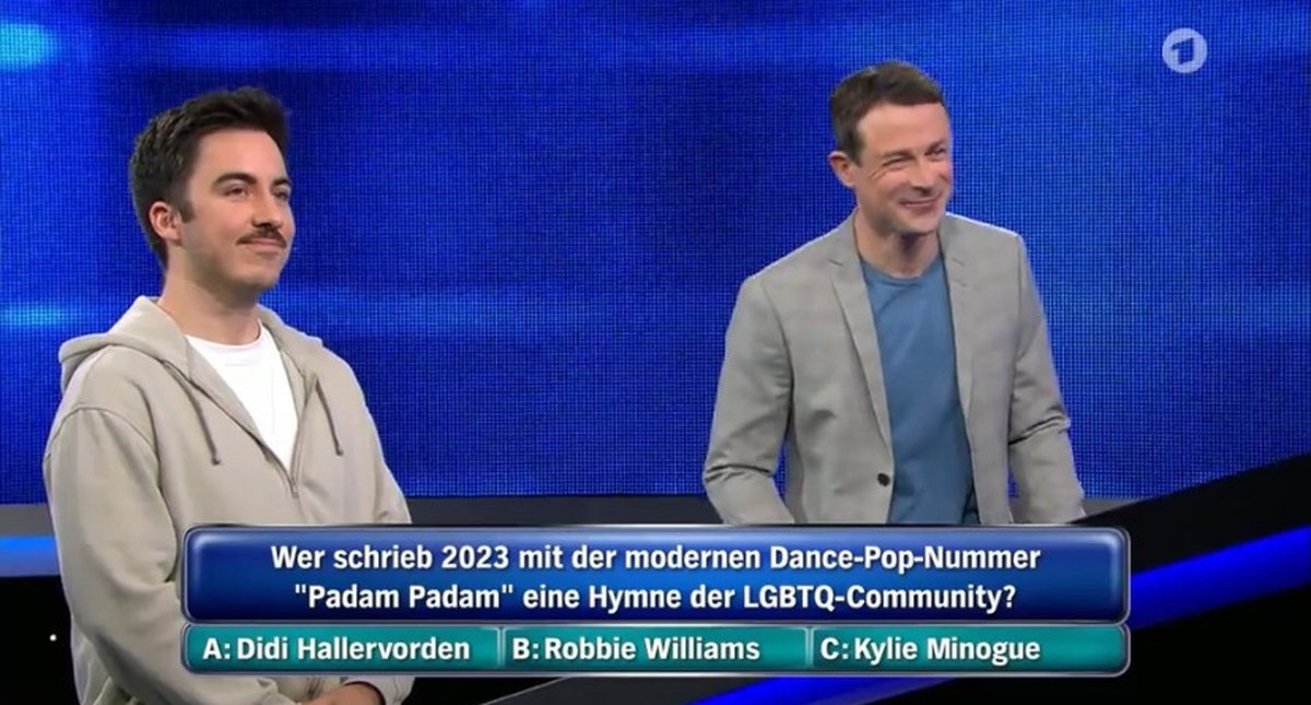 Alexander Bommes (rechts) fängt immer wieder an zu lachen.