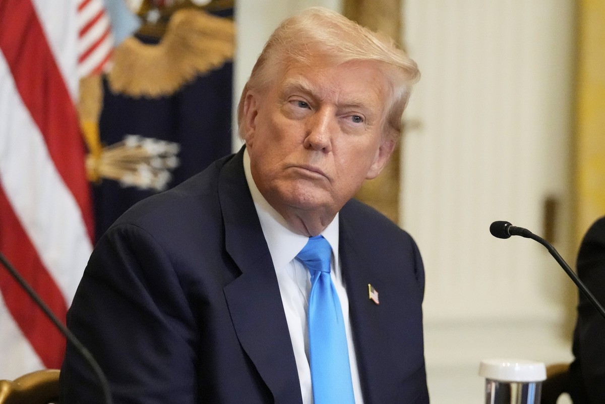 30.07.2025, USA, Washington: US-Präsident Donald Trump hört bei einer Veranstaltung zur Förderung seines Vorschlags, den Zugang der Amerikaner zu ihren Krankenakten zu verbessern, im East Room des Wei ...