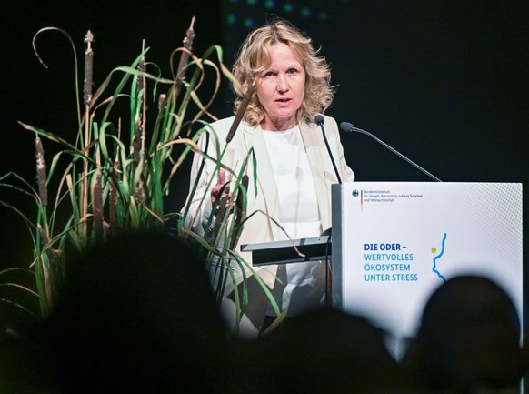 06.06.2023, Brandenburg, Schwedt: Steffi Lemke (Grüne), Bundesumweltministerin, spricht auf der Oder-Konferenz. Im vergangenen Sommer war es in der Oder zu einem massenhaften Fischsterben gekommen. Ex ...