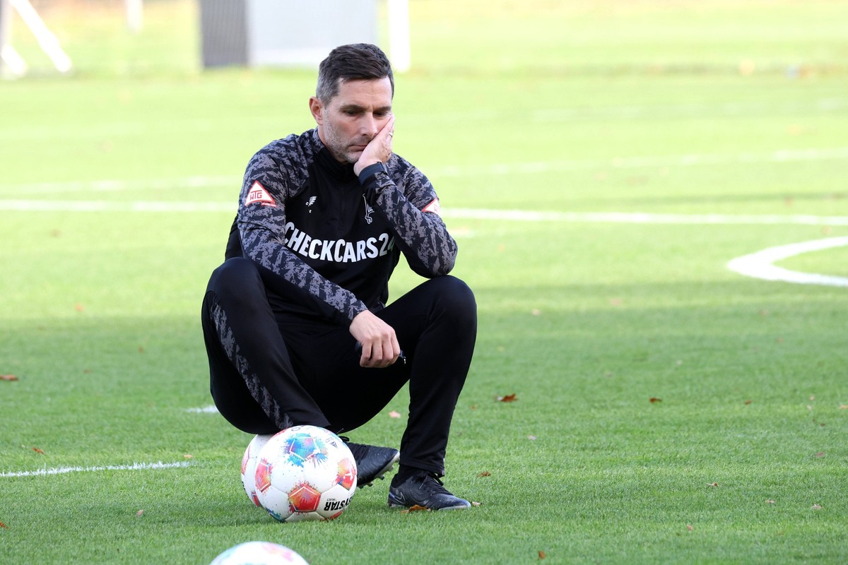 2.FBL, Hertha BSC Training, / 04.11.2025, Hertha BSC Training, Sportforum, im Bild Cheftrainer Stefan Leitl Hertha BSC Berlin *** 2 FBL, Hertha BSC training, 04 11 2025, Hertha BSC training, Sportforu ...