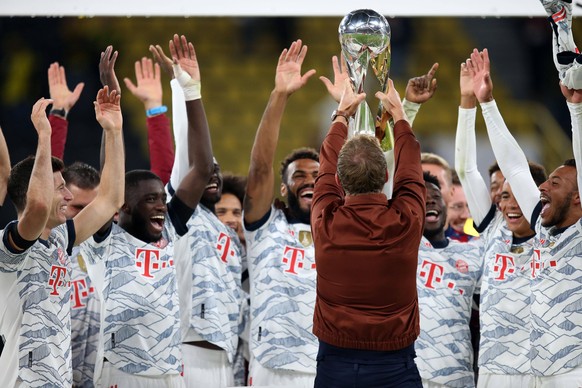 Bayern-Trainer Julian Nagelsmann feiert den Supercup-Gewinn mit seinen Spielern