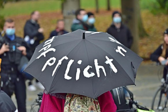 Auf einer Querdenker-Demo am Wochenende demonstrierten die Menschen auch gegen eine Impflicht – die de facto (noch) nicht existiert.