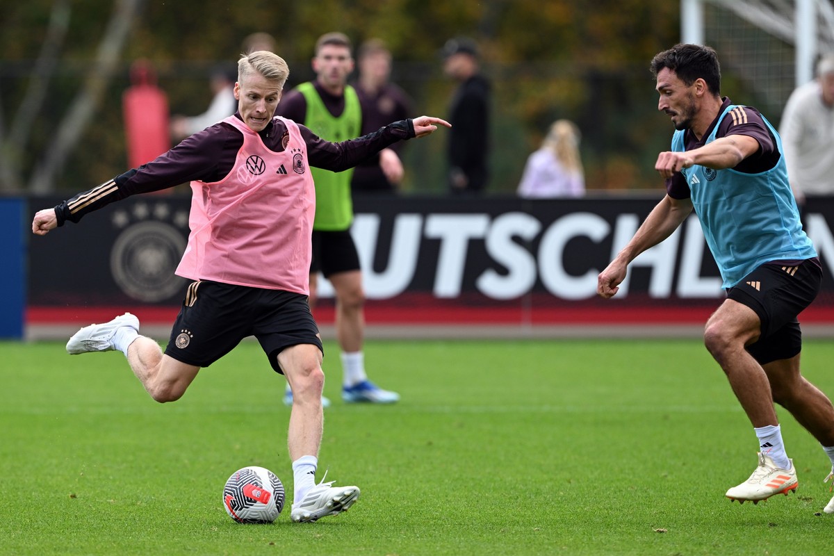 10.10.2023, USA, Foxborough: Nationalmannschaft, Deutschland, US-Länderspielreise, Training. Chris Führich (l) und Mats Hummels in Aktion während des Trainings (zu dpa: «Müller beeindruckt von Führich ...
