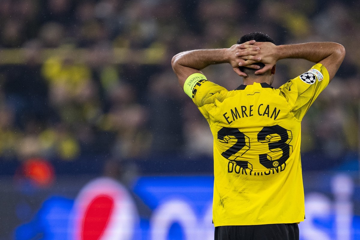 04.10.2023, Nordrhein-Westfalen, Dortmund: Fußball: Champions League, Borussia Dortmund - AC Mailand, Gruppenphase, Gruppe F, 2. Spieltag, Signal Iduna Park: Dortmunds Emre Can schlägt die Hände einer ...
