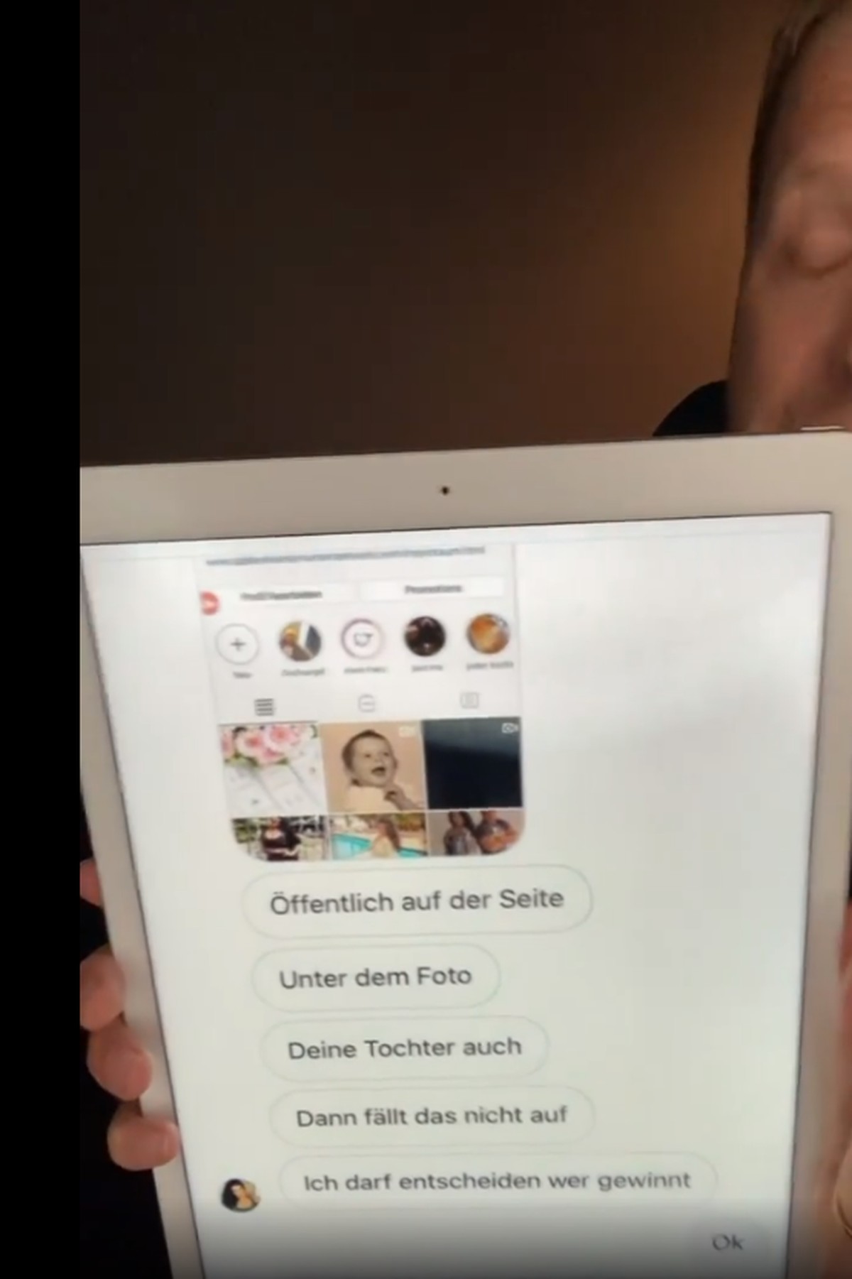 Oliver Pocher zeigt den Nachrichtenverlauf mit Iris Klein.