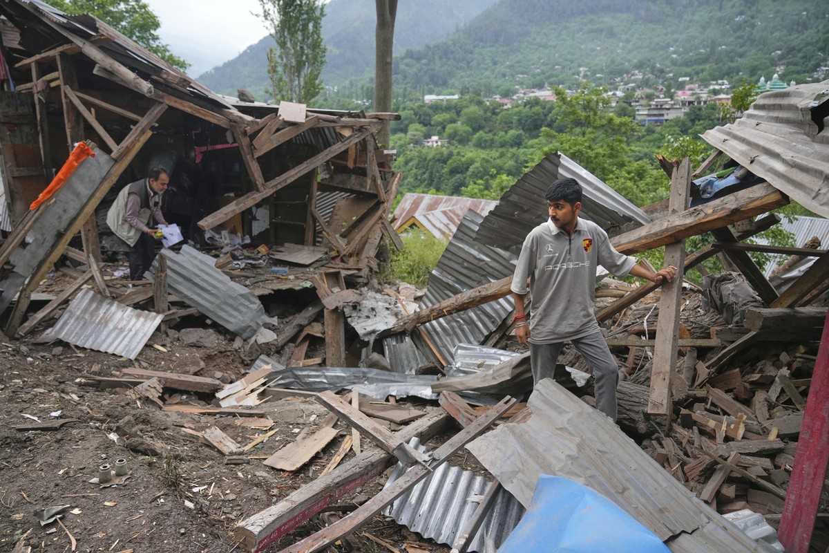 dpatopbilder - 09.05.2025, Indien, Gingal: Menschen inspizieren ihre beschädigten Geschäfte nach nächtlichem Beschuss aus Pakistan im Dorf Gingal im Bezirk Uri, nördlich von Srinagar im indisch kontro ...