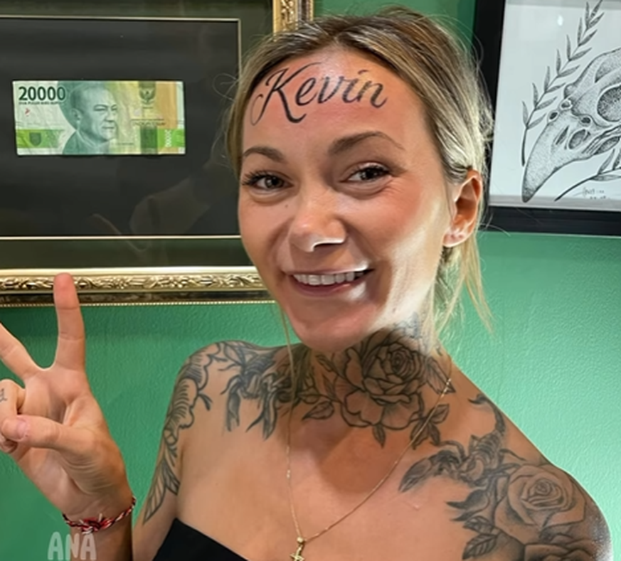 Ana Stanskovsky präsentiert stolz ihr neues Gesichts-Tattoo.