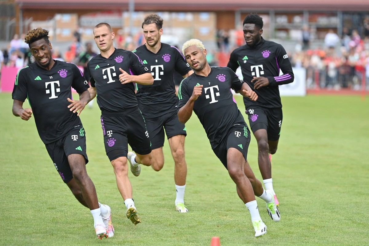 v.li:Kingsley COMAN Bayern Muenchen, Joshua KIMMICH Bayern Muenchen, Leon GORETZKA Bayern Muenchen, Serge GNABRY FC Bayern Muenchen, Alphonso DAVIES Bayern Muenchen. Lauftraining,Aktion. Training FC B ...