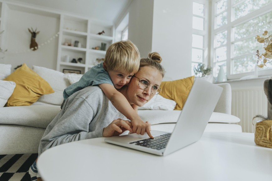 Für viele Kinder ist der Anblick arbeitender Eltern im Homeoffice inzwischen normal.