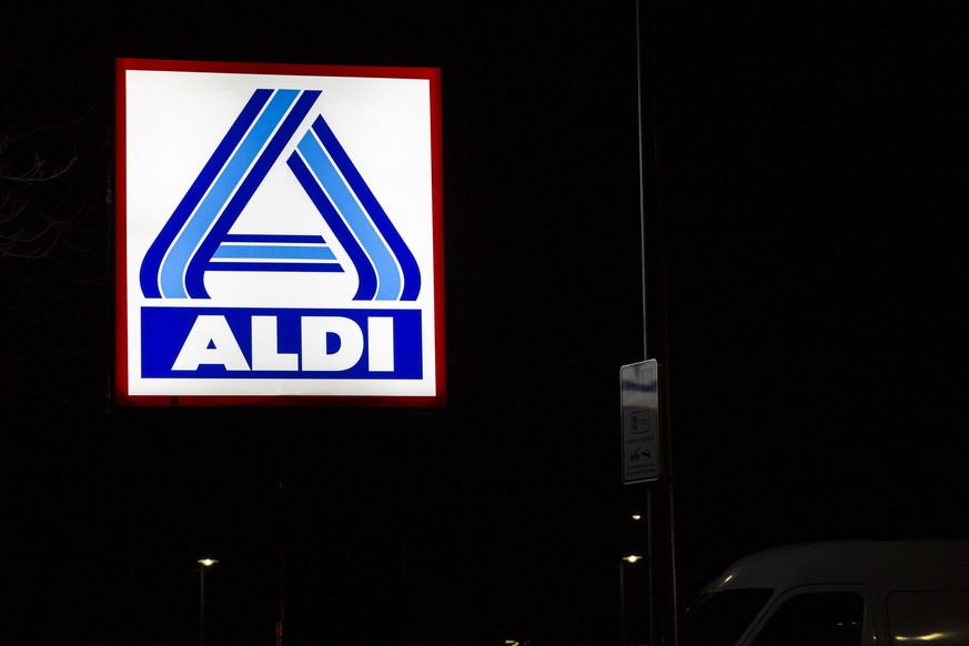 Aldi Nord Schild in der Dunkelheit in Berlin *** Aldi Nord sign in the darkness in Berlin