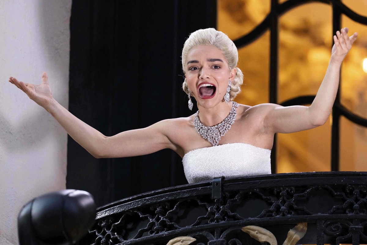 Rachel Zegler performs the song &#039;Don&#039;t Cry For Me Argentina&#039; from The London Palladium Theatre balcony during a performance of Evita on Wednesday, June 18, 2025, in London. (Photo by Sc ...