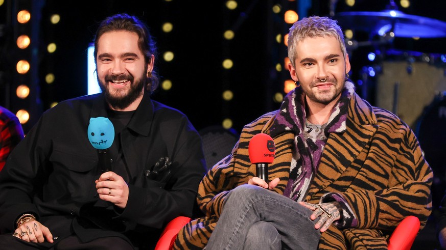 16.12.2020, Sachsen-Anhalt, Halle: Tom (l) und Bill Kaulitz von der Band Tokio Hotel sitzen w