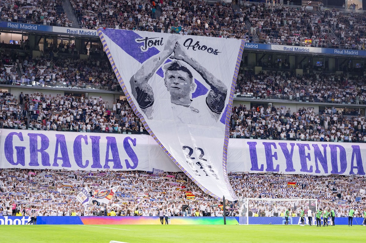 ARCHIV - 25.05.2024, Spanien, Madrid: Fu�ball: Primera Divisi�n, Spanien, Real Madrid - Betis Sevilla, 38. Spieltag, Santiago Bernabeu Stadion. Die Fans von Real Madrid zeigen w�hrend des Spiels einen ...